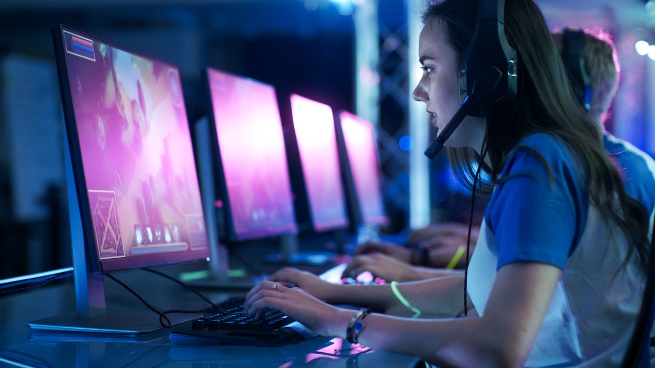 Dota 2 pro 23savage proves his skills to Malaysian police during raid