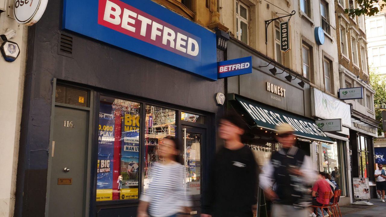 UK Gambling Commission Reports 4.4% GGY Growth in 2025-26 as Online Dominates