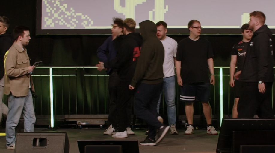 CS2-speler MAUschine krijgt 10 jaar schorsing na fysieke aanval op podium in Leipzig