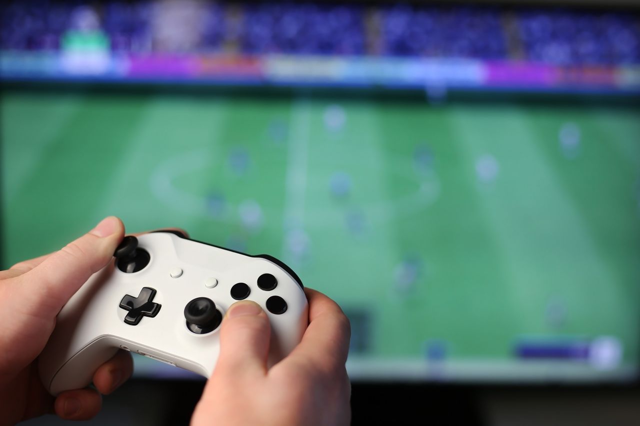 EA Sports FC 27 evolui na defesa e no Modo Carreira, mas mantém problemas de IA